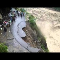 Milzīgs zemes nogruvums nosprosto upi Nepālā