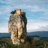 Savdabīga un skaista klints Gruzijā, kuru apdzīvo mūks