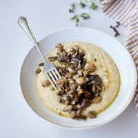 Krēmīga siera polenta ar sēņu ragū