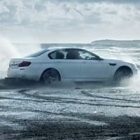 Video: jaunā 'BMW M5' ēverģēlības pludmalē