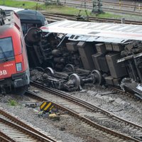 Foto: Vilcienu sadursmē Vācijā cietuši vairāki desmiti cilvēku