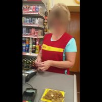 ВИДЕО: В продуктовом магазине продавщица отказывается принимать 10-центовые монеты