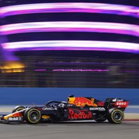 'Red Bull' pierāda ātrumu – Verstapens uzvar F-1 sezonas pirmajos treniņbraucienos