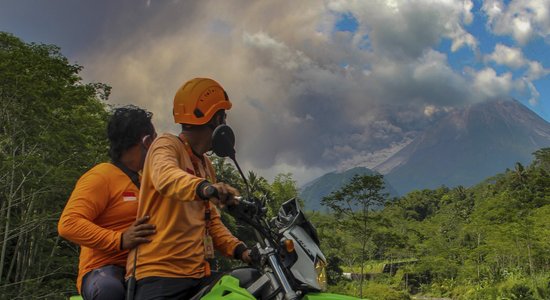 Indonēzijā izvirdis Merapi vulkāns