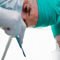 Pirmo reizi Baltijā veikta koriģējoša operācija pusaudzim ar skoliotisku mugurkaula deformāciju