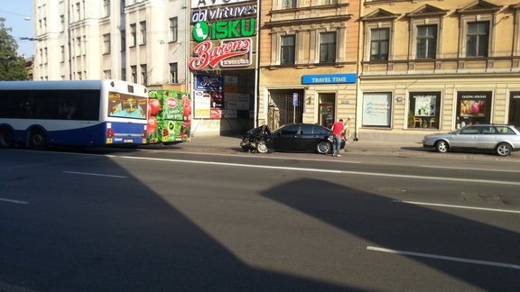 Foto: BMW ietriecas ‘Rīgas Satiksme’ autobusā - 2