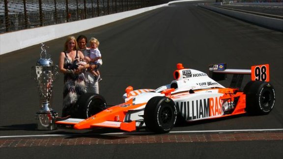 Veldons.ar.gimeni.uzvara.Indy500.2011_IndyCarMedia