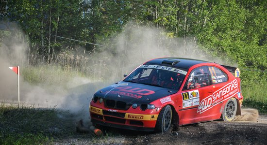 Foto: Ar kvalifikācijas posmu sācies 'Rally Talsi'