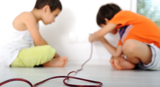 Skrūvgriezis rozetē un nenoslēgti vadi – elektrotraumas guvuši divi divgadnieki