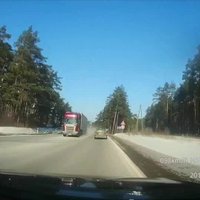 Video: Ļoti bīstams kravas auto manevrs uz Tallinas šosejas