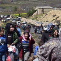 No Sīrijas nemiernieku pēdējā bastiona bēg tūkstošiem cilvēku