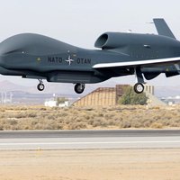 Gaisā pacēlies pirmais NATO drons 'Global Hawk'