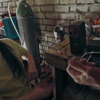 Katrīna Neiburga debitē kino ar dokumentālu īsfilmu 'Garāžas'