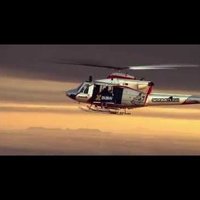 Video: Vīrietis ar reaktīvajiem spārniem lidinās virs tuksneša