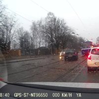 Video: Autovadītājs Rīgā bīstami apdzen tramvaju