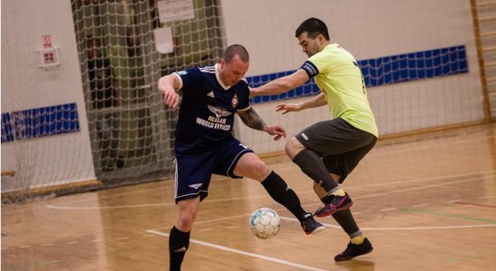 Latvijas telpu futbola virslīgas pusfinālus sasniedz Rīgas, Salaspils un Nīcas komandas