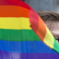 Zviedru atlēti Maskavā ar varavīksnes krāsās lakotiem nagiem solidarizējas ar homoseksuāļiem