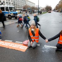 Berlīnes policija šogad 600 reizes vides aktīvistiem uzlikusi naudassodus