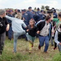 Венгерскую журналистку спустя год будут судить за подножку беженцу
