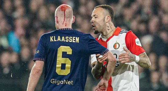 Video: Karstas emocijas Nīderlandes futbolā – 'Ajax' futbolistam līdzjutējs pārsit galvu