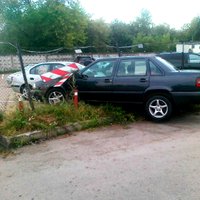 ФОТО: Volvo "влетел" в стоянку рядом с т/ц Dole - перепутал педали?