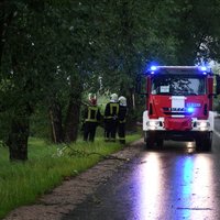 Ludzas novadā no dīķī nogrimuša auto izceļ divus bojāgājušos