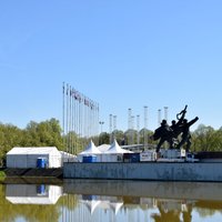 Foto: Uzvaras parkā būvē 9. maija svinību skatuvi un šašliku būdiņas