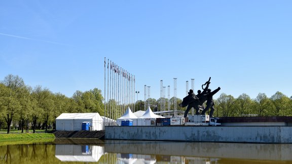 Uzvaras parkā būvē 9. maija svinību skatuvi un šašliku būdiņas - 11