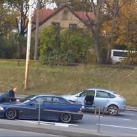 Водитель BMW сбил человека и увез его на капоте (ВИДЕО)