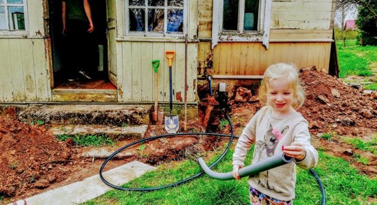 Kā ievilkt ūdensvadu no akas mājā pašu spēkiem: pieredzes stāsts un speciālista ieteikumi