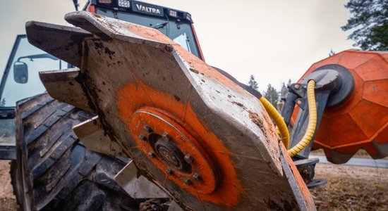 Praulienas pagastā traktors uzripo cilvēkam; Sējas pagastā apgāžas ceļa veltnis