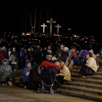 'Pie Doņeckas no debesīm krita bērni' - bīskapa Buļa lūgšana Aglonā, kas saviļņoja tūkstošus