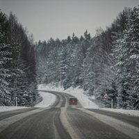 В воскресенье в Латвии ожидается снег и мокрый снег, в регионах  обледенели дороги