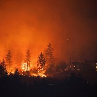Foto: Kanādā savvaļas ugunsgrēku dēļ evakuēti jau vismaz 35 000 iedzīvotāju