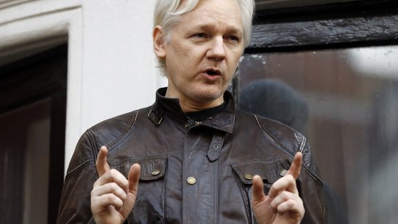 Julian Assange,  Džūljens Asanžs, Asanžs