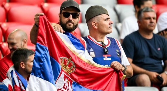 Вратарь сборной Сербии подрался с болельщиком в баре Мюнхена