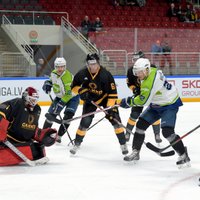 Foto: 'Olimp' hokejisti sīvā cīņā uzvar čempionus 'Mogo'