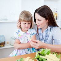 Чипсы, кола, лимонад — ваш ребенок будет рад: как научить ребенка нормально питаться?
