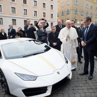Lamborghini папы Римского ушел с молотка за 715 тысяч евро