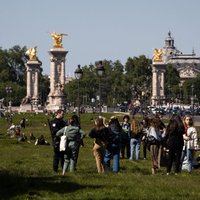 Francija nosaka karantīnu ceļotājiem no Lielbritānijas un Spānijas