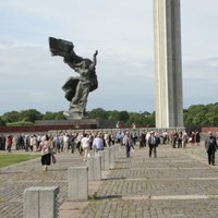 За снос памятника Освободителям в Пардаугаве собрано более 10 000 подписей