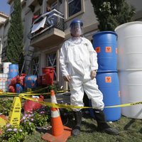 ASV Helovīna svētkiem māju izgrezno 'Ebolas vīrusa stilā'