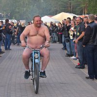 ФОТО: В Вентспилсе прошел заезд байкеров-нудистов