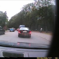 'Cilvēki taču var pamukt malā' – auto Rīgā aiztraucas pa gājēju ietvi