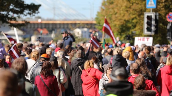 Spītējot policijas lūgumam, Rīgā pulcējas protestētāji - 54