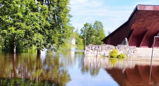 Foto: Spēcīgās lietavas appludina Tirzas estrādi