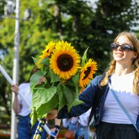 Foto: 'Saulespuķu ceļš'. Rīgā noticis Ukrainas neatkarības dienai veltīts gājiens un koncerts