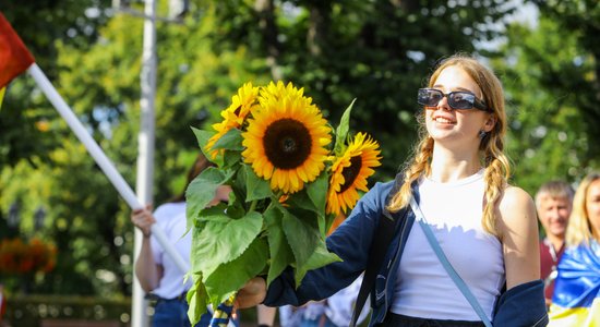 Foto: 'Saulespuķu ceļš'. Rīgā noticis Ukrainas neatkarības dienai veltīts gājiens un koncerts