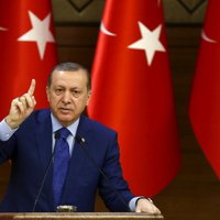 Erdogans un Tramps telefonsarunā apsprieduši drošības zonas izveidošanu Sīrijā