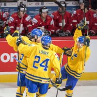ASV un Zviedrijas U-20 hokejisti izcīna otrās uzvaras pasaules čempionātā